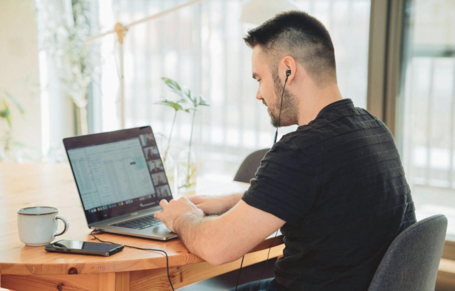 Geschäftsführer bei der Präsentation von Quartalszahlen vor dem Management-Team