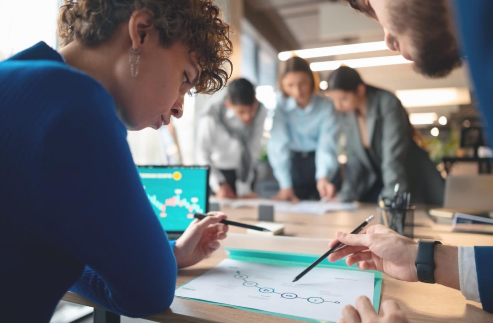 Teilnehmer bei der Arbeit mit Finanzunterlagen und Taschenrechner