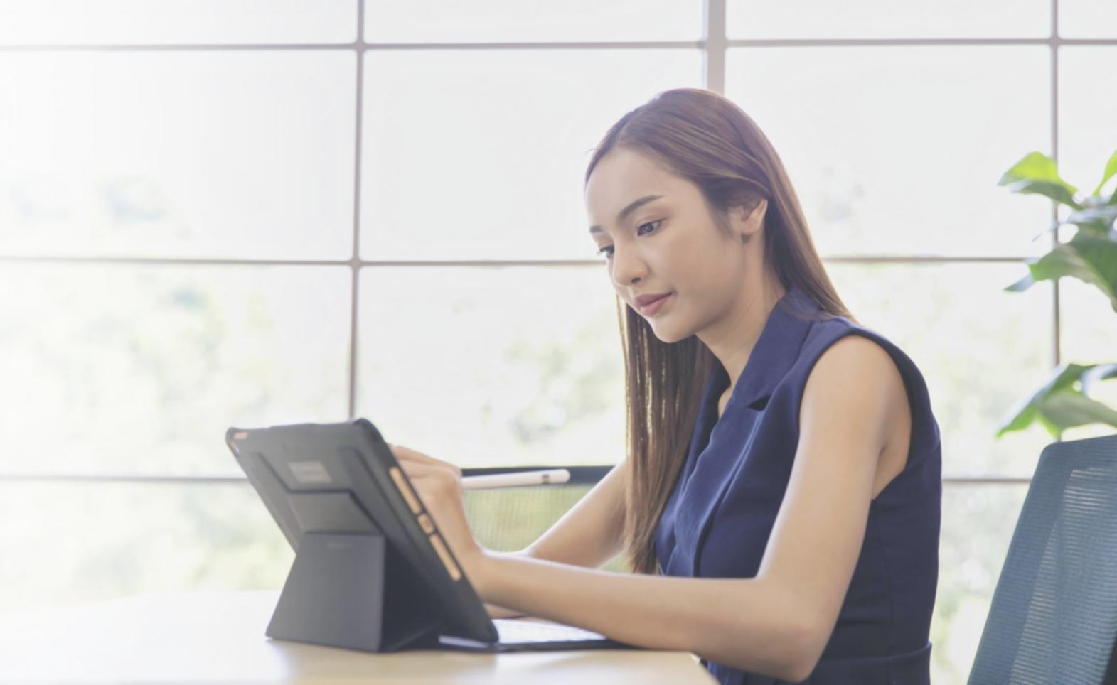 Finanzschulung im modernen Seminarraum mit interaktiven Präsentationen