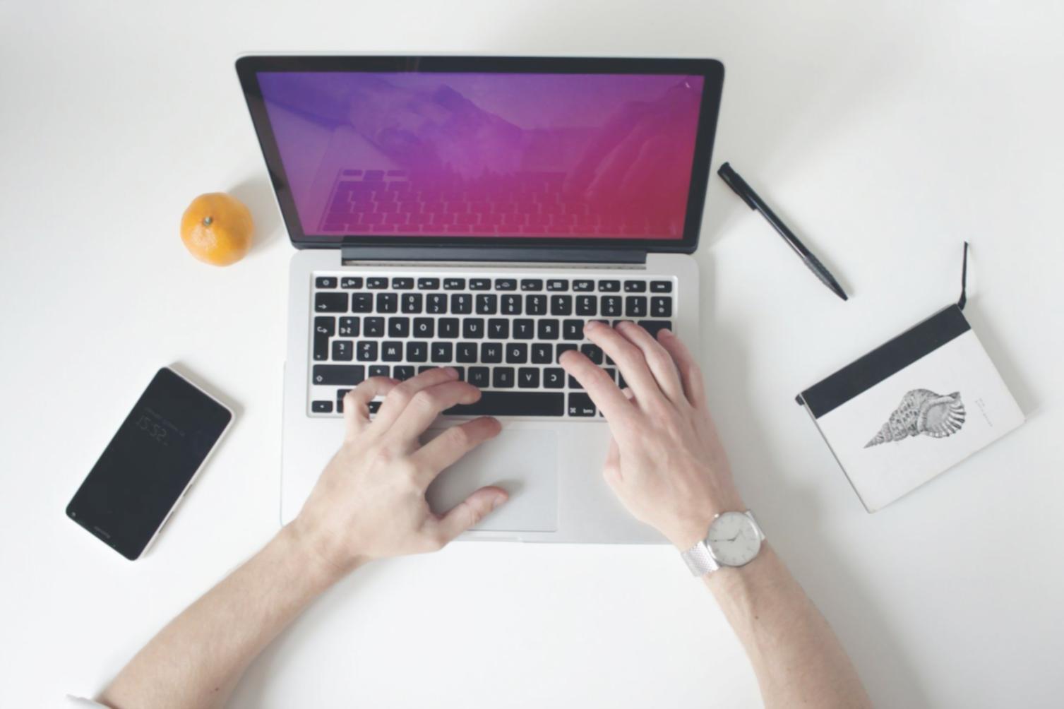 Teilnehmer bei der Analyse von Finanzberichten und Investitionsplänen