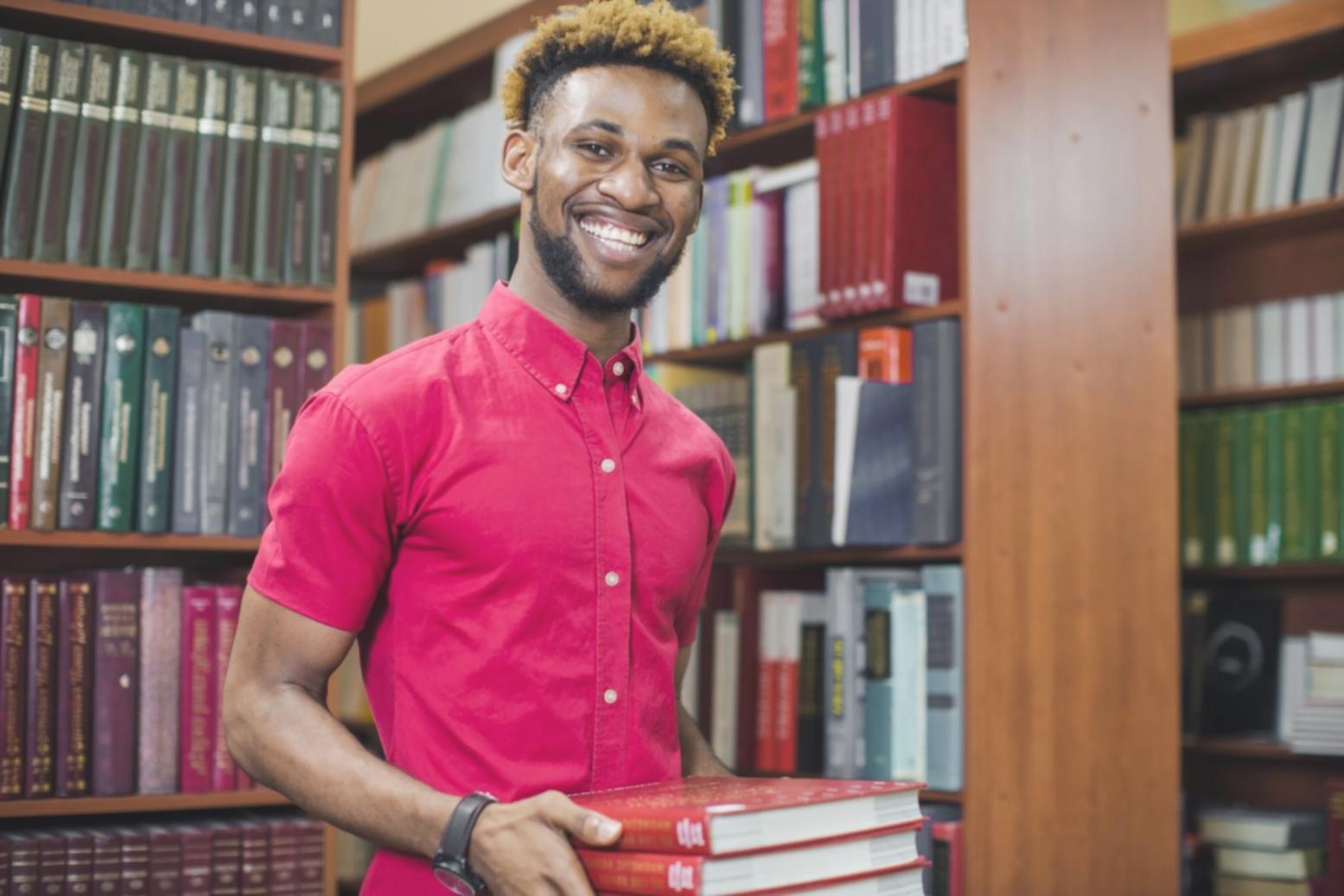 Professionelle Geschäftsumgebung mit Finanzunterlagen und Laptops